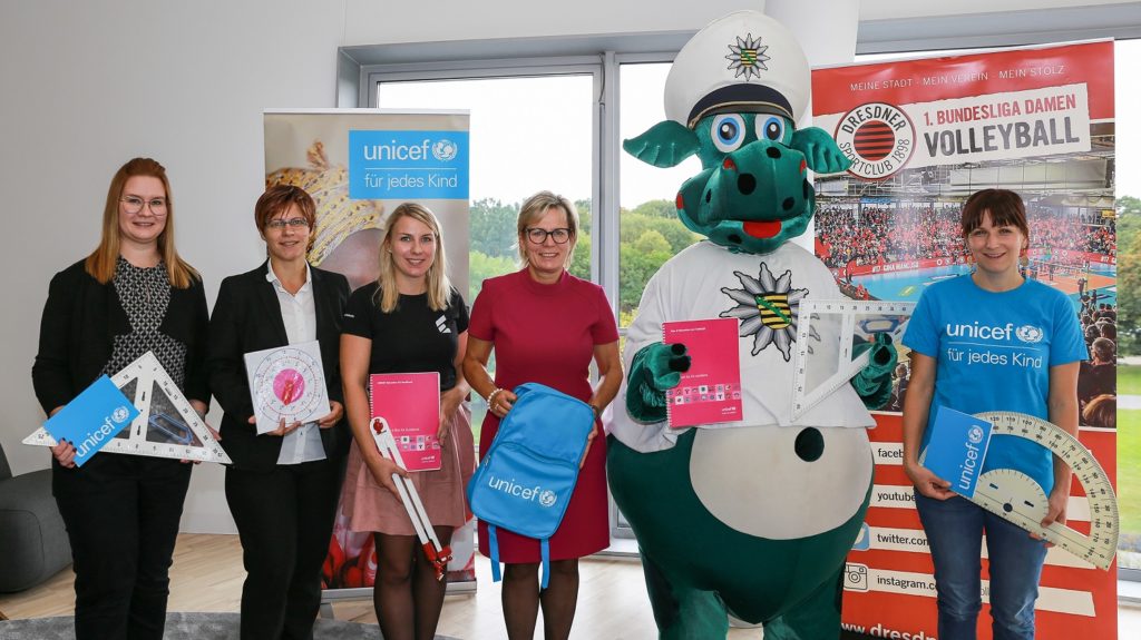 Für den guten Zweck (v.l.): Sandra Zimmermann (Geschäftsführerin DSC Volleyball Damen); Nicole Schilling (Leiterin Personal und Organisation, Gläserne Manufaktur); Maria Piechnick (Gründerin Startup Wandelbots); Barbara Klepsch (Sächsische Staatsministerin für Soziales und Verbraucherschutz); Polizei-Maskottchen POLDI & Anne Bibas (Leiterin Arbeitsgruppe UNICEF Dresden)